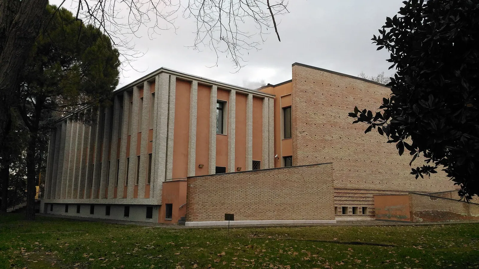 Edificio del Museo Archeologico Nazionale di Adria circondato da alberi