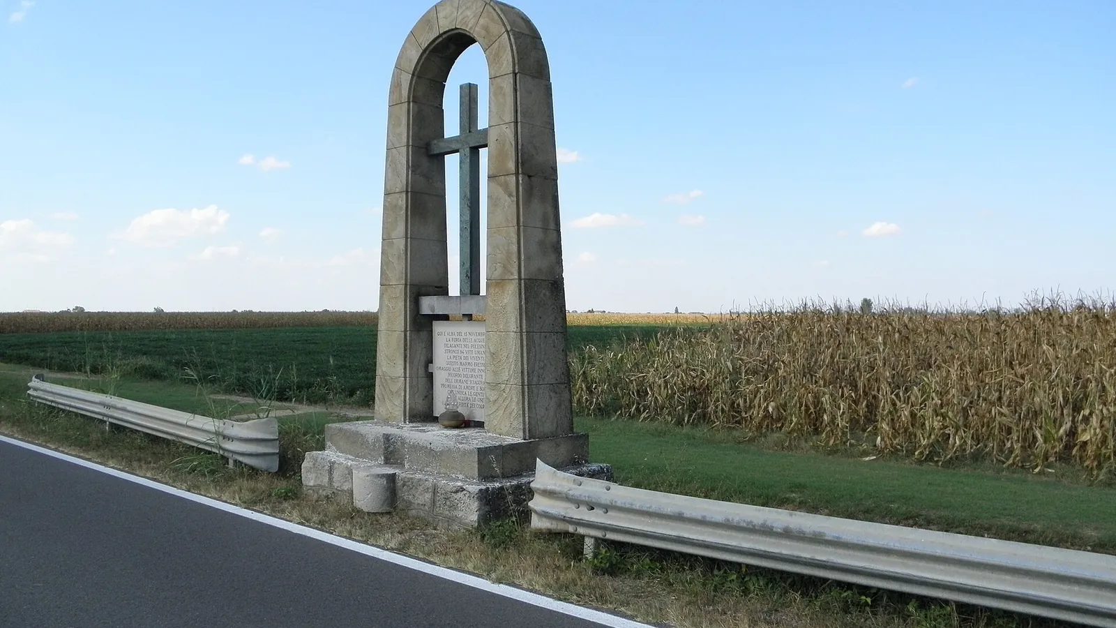 Monumento ai morti dell'alluvione del 1951 lungo una strada di campagna del Polesine