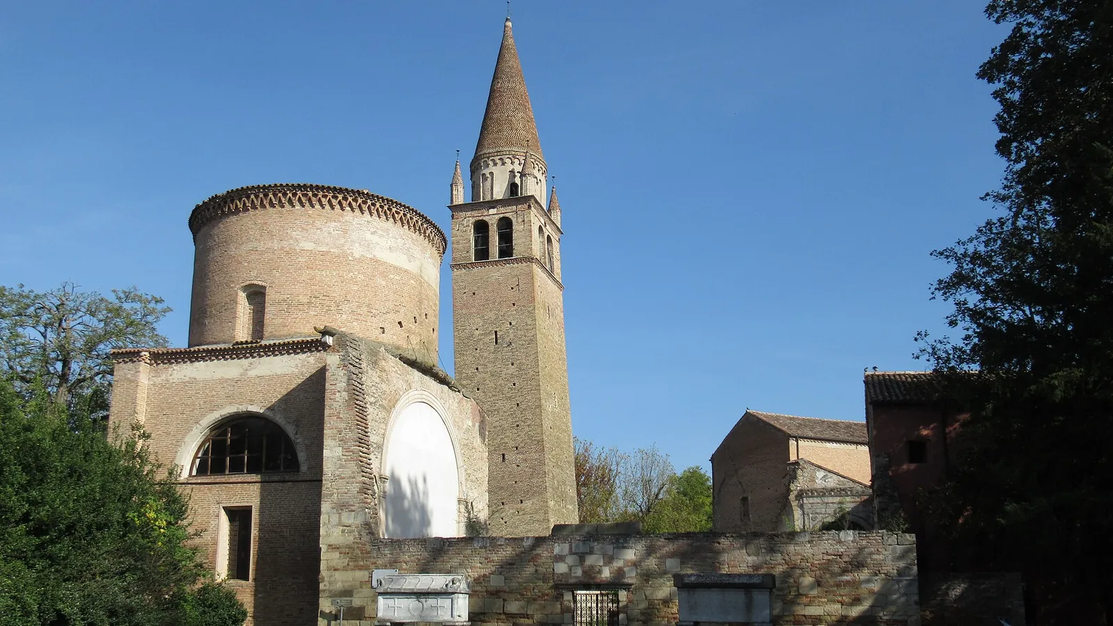 L'Abbazia della Vangadizza a Badia Polesine con la rotonda e il campanile in mattoni