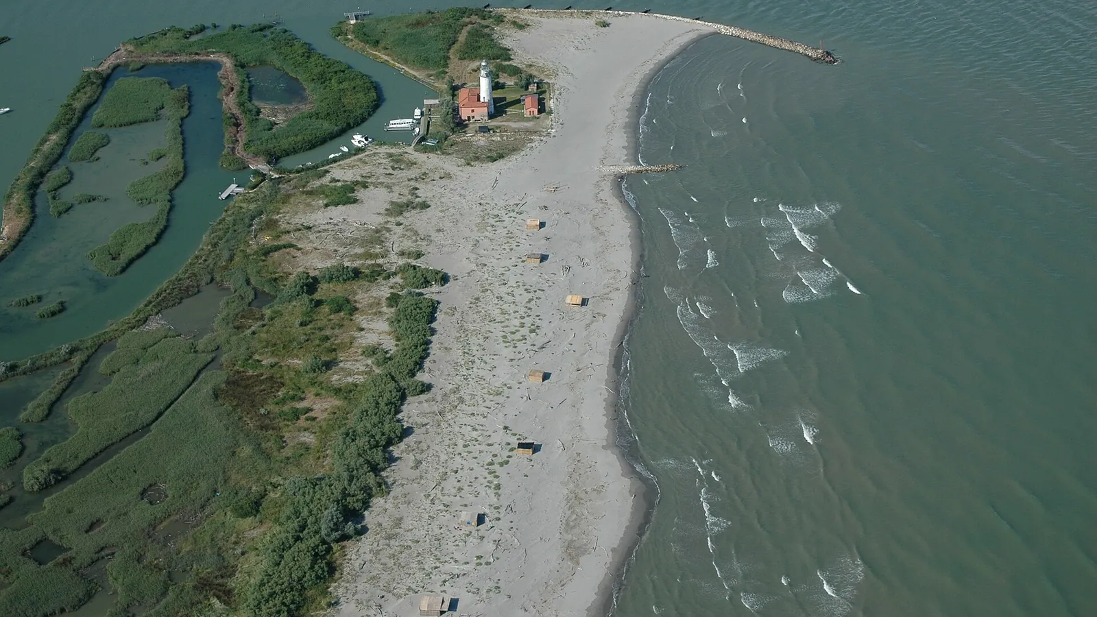 Veduta aerea del Faro di Goro e dello scanno sabbioso tra laguna e mare