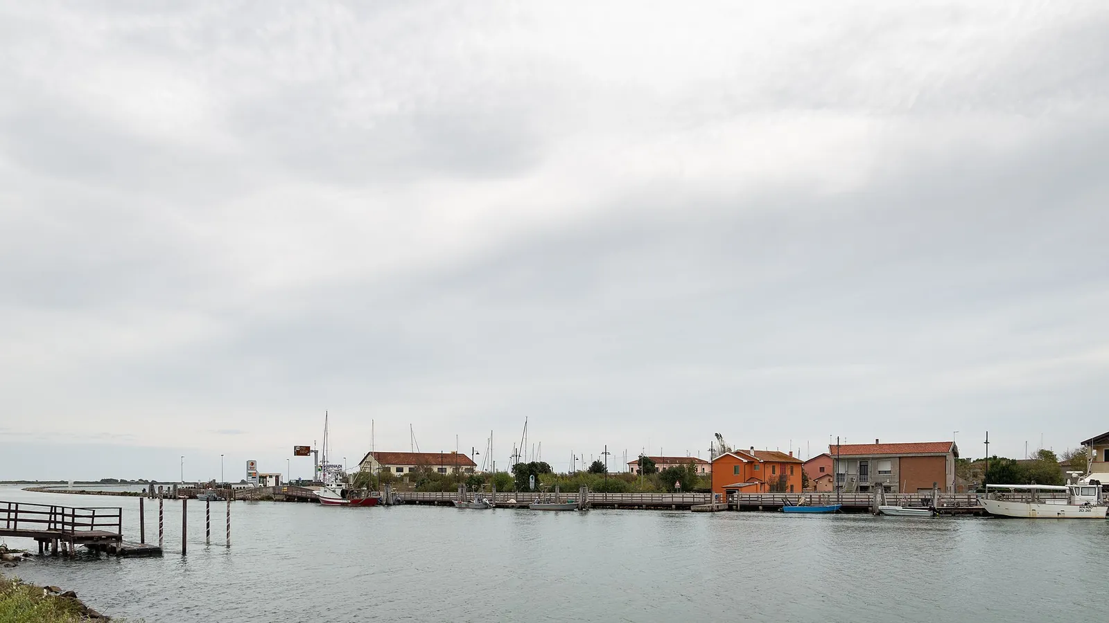 Il porto canale di Porto Levante a Rosolina con barche e case sulla riva