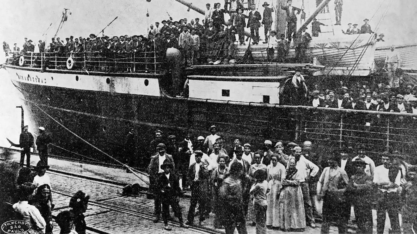 Emigranti italiani sul ponte e sul molo del piroscafo Rio Amazonas al porto di Santos, in Brasile, nel 1907