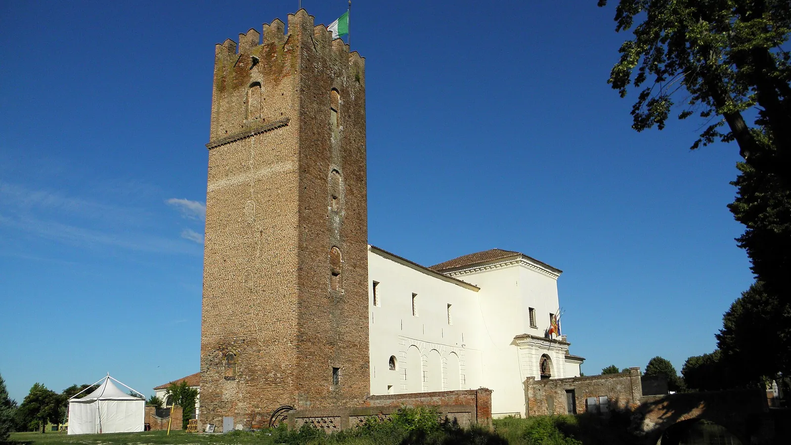 La torre in mattoni del Castello Estense di Arquà Polesine contro un cielo blu