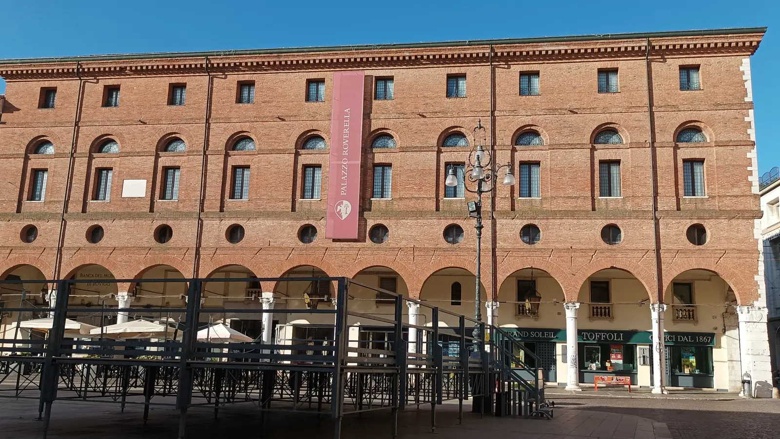 Palazzo Roverella a Rovigo, edificio in mattoni rossi con portico ad arcate