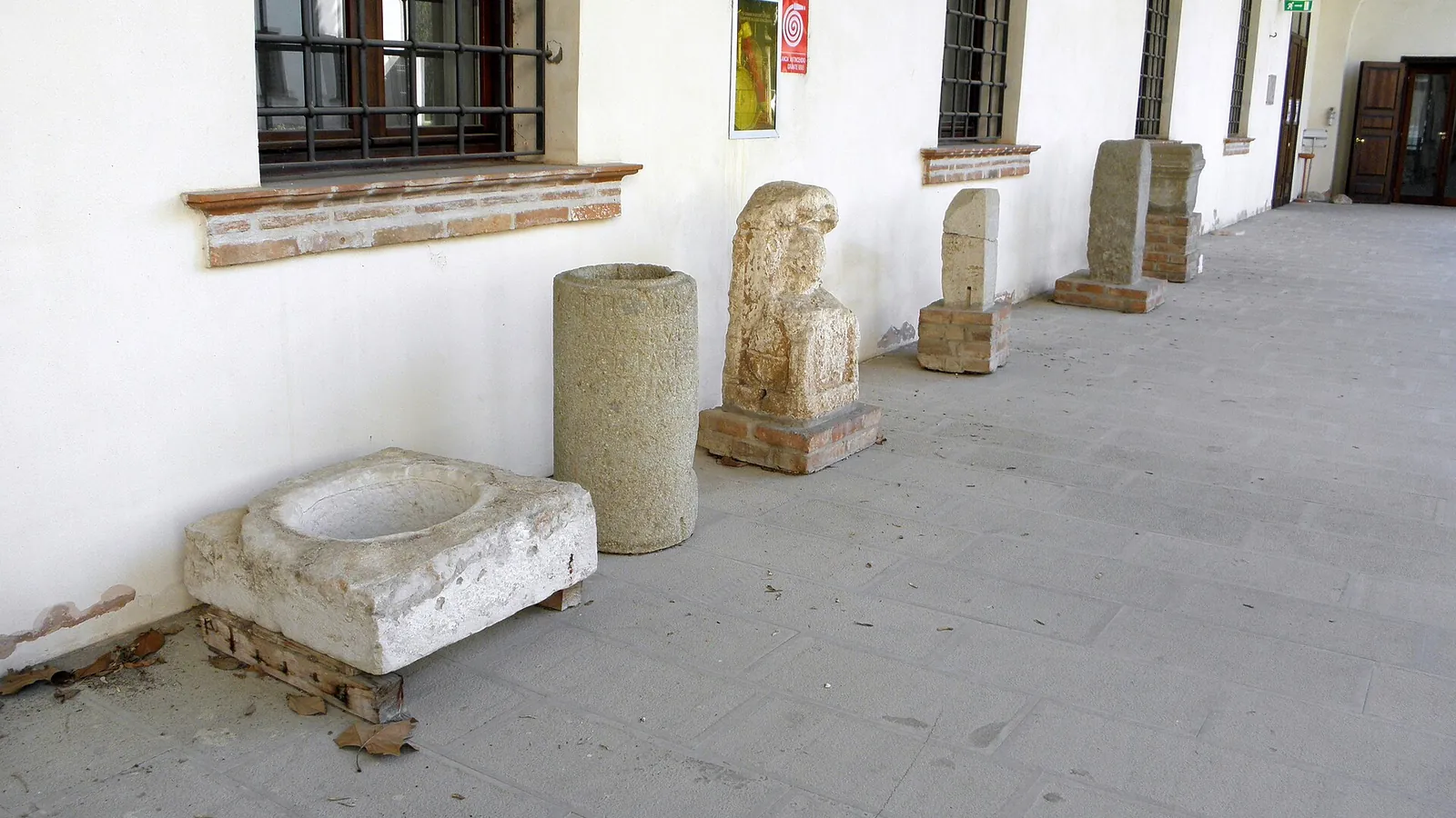 Frammenti di stele funerarie romane esposti nel portico del Monastero degli Olivetani a Rovigo