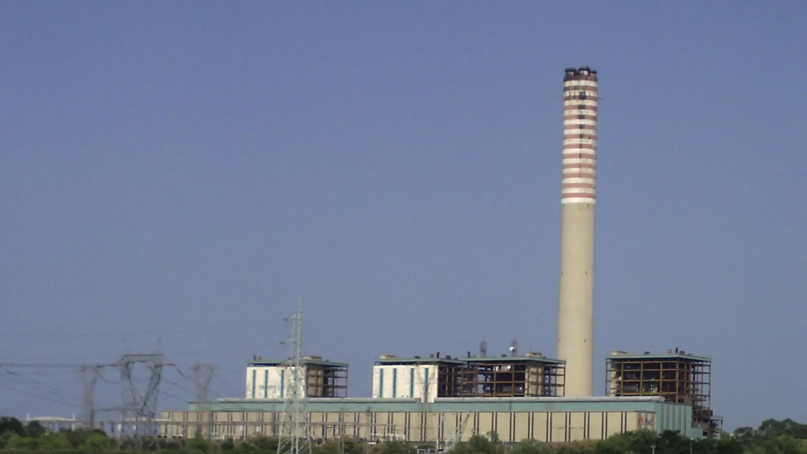 La centrale termoelettrica Polesine Camerini con l'alta ciminiera, vista dai campi
