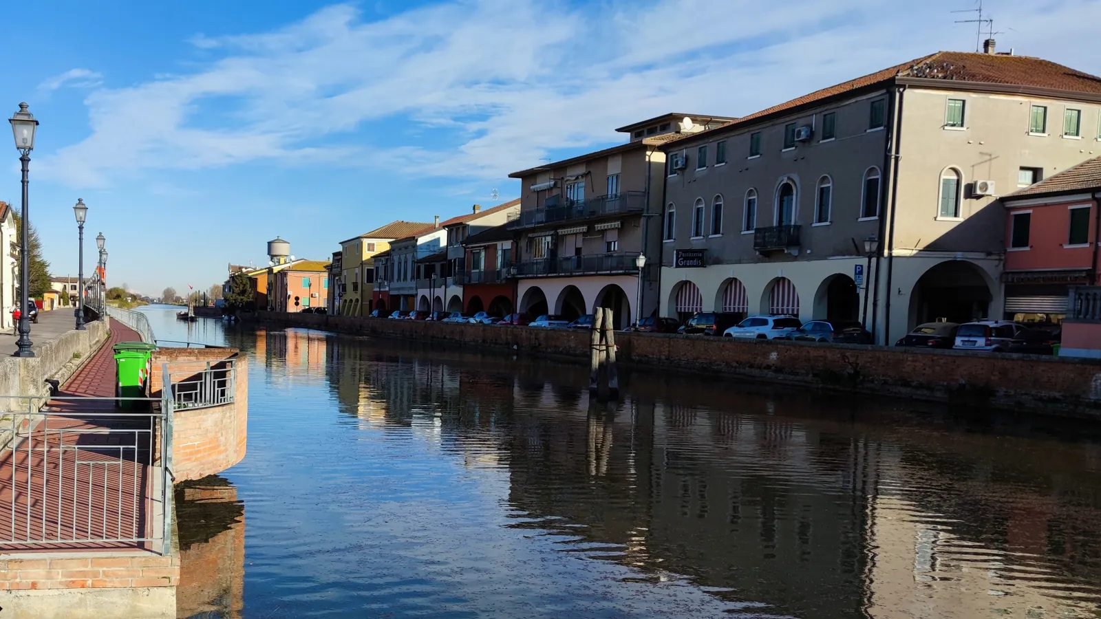 Il canale di Loreo con i portici e le case affacciate sull'acqua