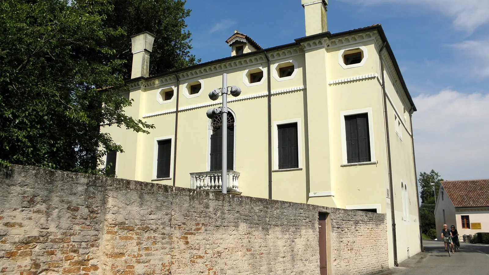 Casa-Museo Giacomo Matteotti a Fratta Polesine, villa gialla dietro un muro in pietra