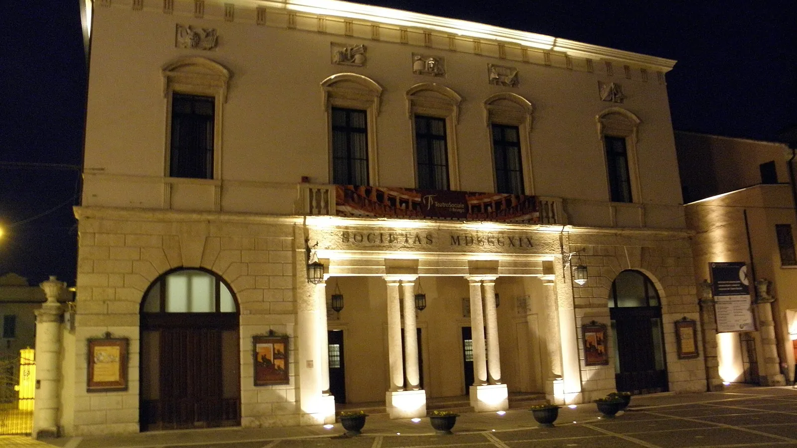 La facciata del Teatro Sociale di Rovigo illuminata di sera