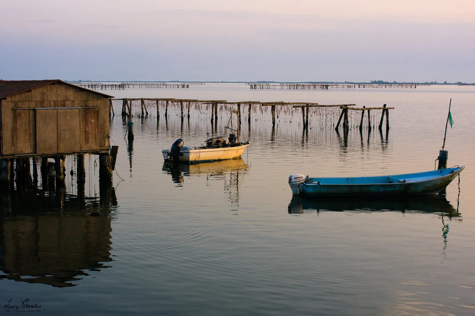 Barche e cavàne nella laguna di Scardovari lungo l'Anello della Donzella, Delta del Po